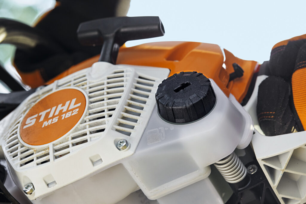 despite increasing contamination of the air filter. You do not need to clean the air filter until there is a noticeable drop in performance. This means that you can work for a long time without maintenance.</p><h3>COMBI LEVER WITH STOP FUNCTION</h3><p>SIMPLIFIED OPERATION. Only one start position is required on the combi lever. Thanks to the stop function