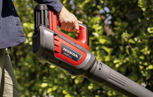 Honda’s HHB36BXB domestic battery blower is ideal for residential users. Its powerful lightweight operation is easy to operate with fully variable speed control. With the same performance, durability and reliability that Honda enthusiasts love.