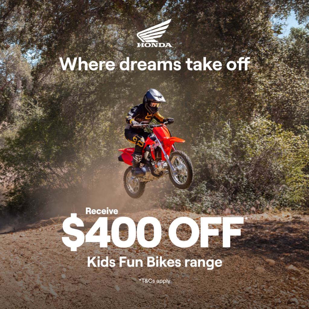 Kids hoinda motorbikes