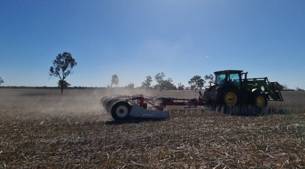 The AusCut TurboTopper is designed to be the most efficient Australian made, heavy duty slasher, specifically developed for the broadacre market. With narrow transport and wide cutting widths, the TurboTopper is ultimately a more economical option for managing large areas of crop residue without disturbing soil structure. The open deck layout means less material buildup, reducing the risk of fire on those hot summer days.
