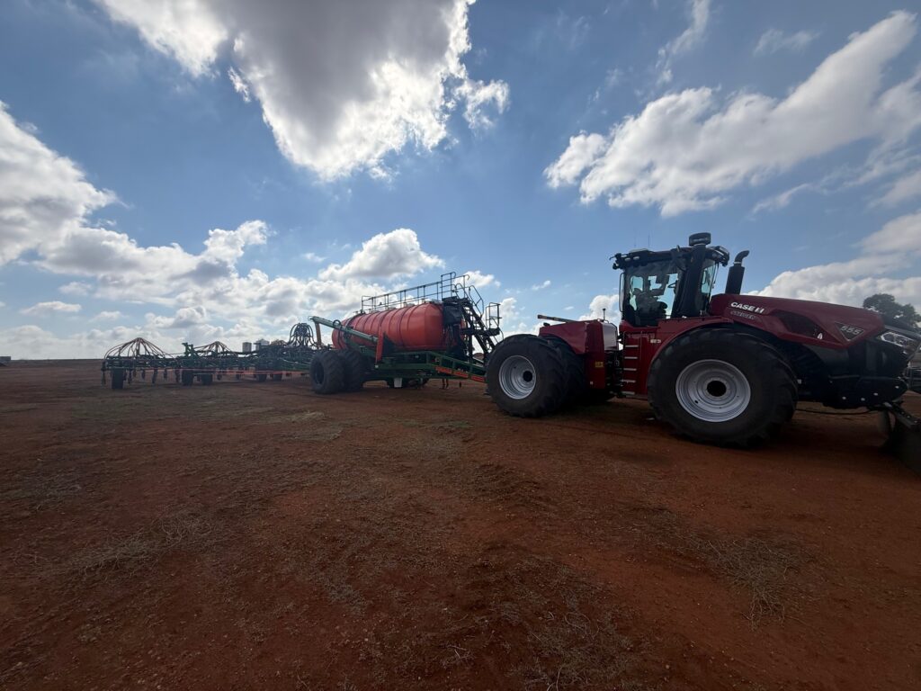 Delivery & Setup of Steele’s New Ausplow D300-61 & 22,000Ltr Multistream