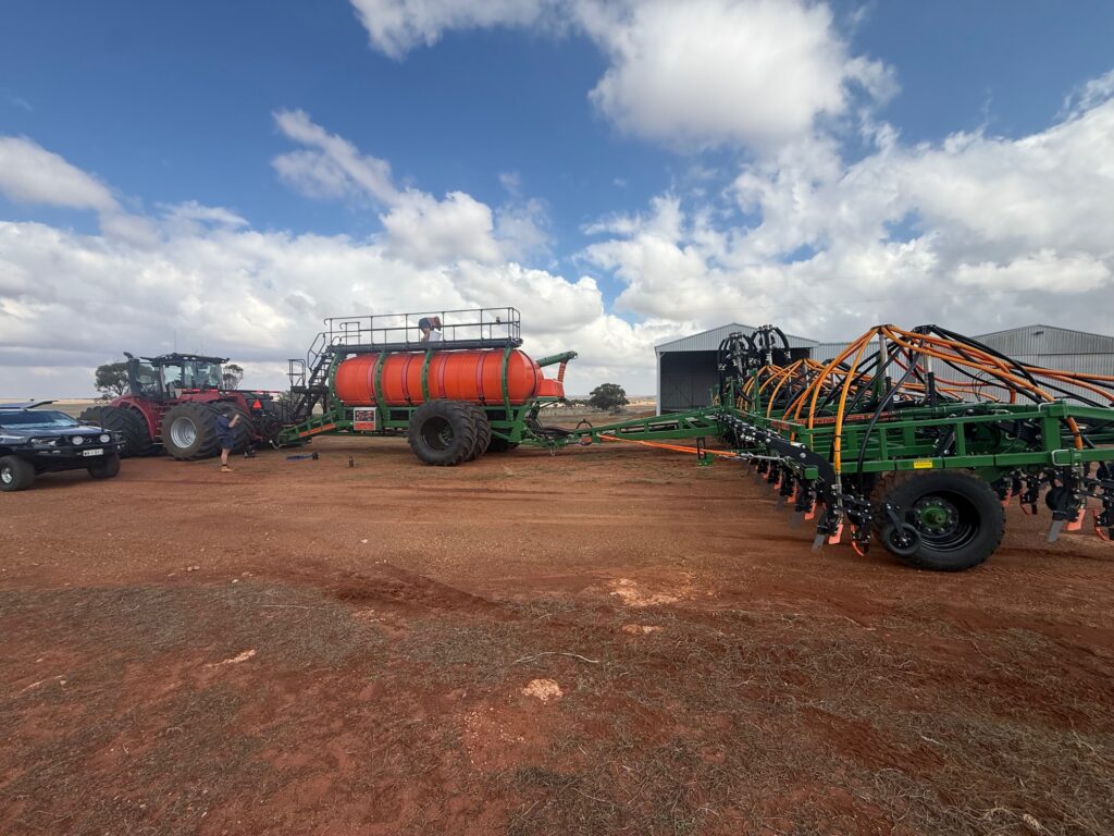 Delivery & Setup of Steele’s New Ausplow D300-61 & 22,000Ltr Multistream