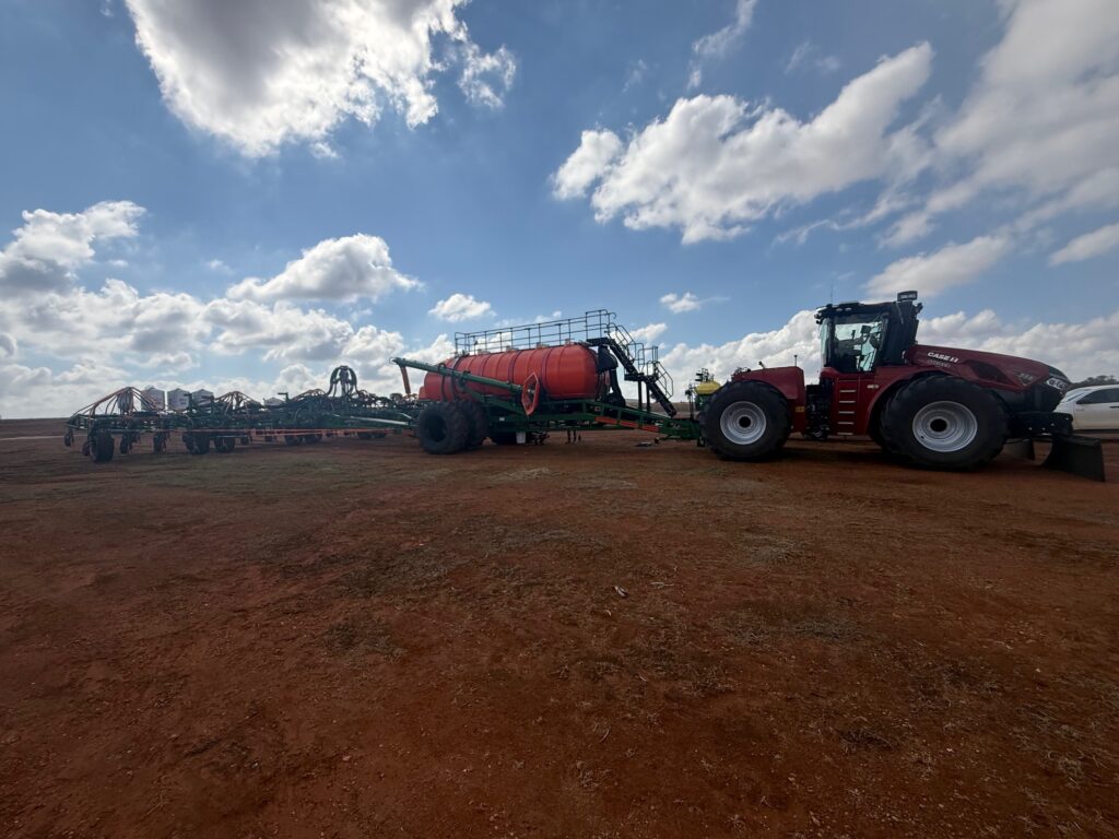 Delivery & Setup of Steele’s New Ausplow D300-61 & 22,000Ltr Multistream